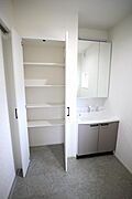 たっぷり収納付きの洗面室！大きな洗面ボウルで洗髪や洗顔もしやすく手洗いの衣類も洗いやすいです