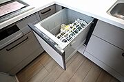 食器を一気に洗浄できる食洗機付きで洗い物時間を短縮できます！小鍋も入る奥行です。