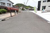 綺麗に舗装された交通量の少ない静かな前面道路です。コンビニまで徒歩7分♪ちょっとしたお買い物にも便利