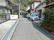 交通量が少なく静かな前面道路です。