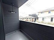 屋根付きで急な雨にも濡れにくいバルコニー！お布団なども一緒に干せます♪