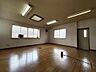 洋室：広々とした事務室は出窓もあり開放的！外階段、室内どちらからも出入り可能です♪