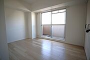 お子様のお部屋にもぴったりな5.7帖洋室です。バルコニーに面しており風通し良好なお部屋です。