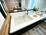 キッチン：深型のシンク＆グースネック水栓で大きな調理器具や食器類、シンク内も洗いやすいです♪
