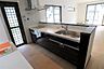 キッチン：IHクッキングヒーター仕様、調理後のお手入れもしやすいです。奥の物も取り出しやすい引き出し収納付き。