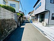 交通量の少なく綺麗に舗装された前面道路です。和庄小学校まで徒歩1分！小さなお子様の通学にも便利です。