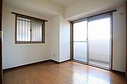 2方向から光を取り込むため、部屋の奥まで光が届きやすくなり、部屋全体に均一な明るさがもたらされます。