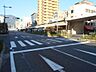 周辺：片側二車線の広く見通しの良い前面道路です。