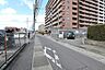 周辺：見通しの良い前面道路で自転車や徒歩での移動もしやすいです。