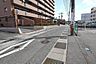 周辺：見通しの良い前面道路で自転車や徒歩での移動もしやすいです。