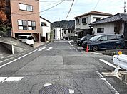 広く見通しの良い前面道路です。コンビニ・スーパーまで徒歩7分でお買物も便利な立地です。