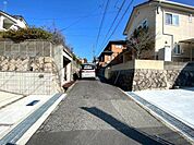 交通量が少なく静かな前面道路。お休みの日もゆったりと静かにお過ごしいただけます。