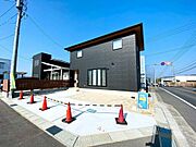ブラックの外壁を用い、重厚感ある外観です。ＺＥＨ基準をクリアした高気密・高断熱で省エネなお家。