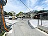 周辺：交通量の少ない静かな前面道路です。コンビニまで徒歩3分でちょっとしたお買い物も便利な立地。