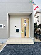 広くゆとりのある玄関でお荷物の置き配などのスペースもあります♪
