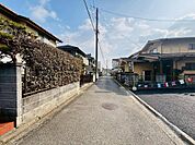 住宅街に位置するので静かで交通量の少ない前面道路です。休日もゆったりお過ごしいただけます。
