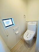 1、2階に温水洗浄機能付きのトイレが設置されており、年中暖かくご利用になれます♪