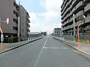 広く見通しの良い前面道路です。