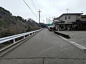 広く見通しの良い前面道路です。スーパー・コンビニ徒歩5分圏内！お買い物もしやすい環境です。