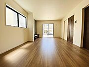 18畳の広々としたLDK。対面式キッチンから部屋全体が見渡せるため、調理中も会話を楽しめます。