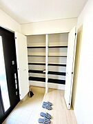 玄関にはご家族分の靴をたっぷりと収納できるシューズボックス付き☆綺麗な玄関をキープできます。