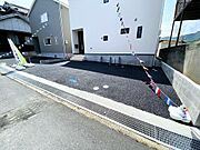 車種により3台駐車可能な駐車場です。来客時やセカンドカーをお考えのご家庭も安心♪