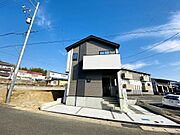 ブラックとグレーの落ち着いた色味の外観。バルコニー部分のホワイトカラーで立体感を演出しました。
