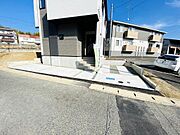 敷地内駐車場です。間口が広いので落ち着いて駐車ができます。