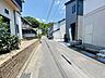 周辺：交通量の少ない前面道路。お子様の通行もしやすいです。