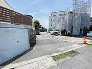 交通量の少なく静かな前面道路です。コンビニ・スーパーまで徒歩3分圏内でお買い物も便利な立地。