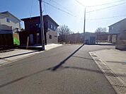 広く見通しの良い前面道路です。