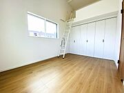 6.26帖のお部屋にはロフト付き！お布団を敷いて隠れ家風のベッドにしたり物置にもなり洋室広々使えます