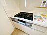 設備：同時に複数の調理がスムーズにこなせる便利な三口ガスコンロ。お手入れがしやすいフラットなトッププレートを採用し、日々の料理も片付けも快適に楽しめます。
