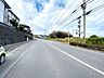 周辺：広く見通しの良好な前面道路です！小学校なで徒歩9分とお子様にも通学しやすい環境です