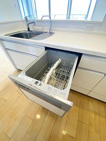食器やカトラリーを一度に洗浄できる食洗機付き!毎日の家事には嬉しい時短になる機能です。