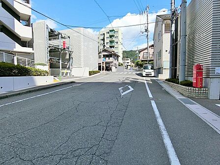 広く見通しの良い前面道路です。小・中学校徒歩10分圏内♪お子様の通学も安心な環境です。
