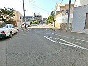 広く見通しの良い前面道路です。コンビニ・スーパー徒歩5分圏内♪ちょっとしたお買い物も便利な立地です。
