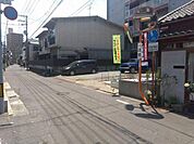 広く見通しの良い前面道路です。小学校まで徒歩2分でお子様も通学しやすい立地です
