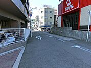 敷地内の駐車場の入口に面した前面道路です。広く見通しも良いので出入りもしやすいです。