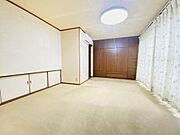 壁一面に収納がある洋室でお荷物もすっきり片付きお部屋を広くお使いいただけます！