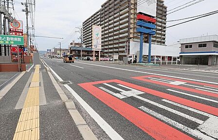 広く見通しの良い前面道路です。