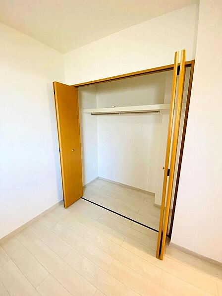 パイプハンガー付きで丈の長いコートやワンピースなどもシワなく収納可能です。