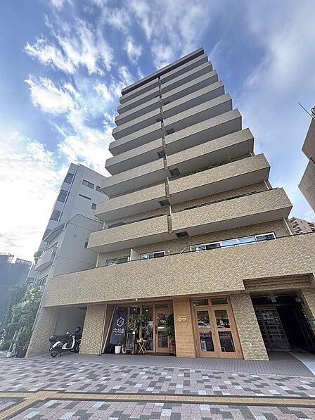 きれいに管理されたマンションです。1階には自然食品を取り扱う人気ショップ、徒歩3分以内に商業施設・コンビニもあり、利便性に優れた立地です。