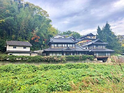 外観:背後には緑豊かな山並みが広がり、開放感に包まれたロケーション。?周囲の自然に調和する瓦屋根が美しく、四季の移ろいを身近に感じられる住環境です。 外観:背後には緑豊かな山並みが広がり、開放感に包まれたロケーション。?周囲の自然に調和する瓦屋根が美しく、四季の移ろいを身近に感じられる住環境です。