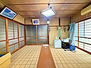 柔らかな光が差し込む、落ち着いた雰囲気の居間。家事の合間の休憩や、趣味のスペースとしてなど、ライフスタイルに合わせて柔軟に使える便利な空間です。