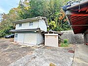 敷地内には便利なシャッター付き倉庫を併設。キャンプ道具やタイヤの保管はもちろん、広さを活かしてDIYの作業場やガレージとしても活用可能。暮らしの可能性を広げてくれる、ゆとりのプラスアルファ空間です。