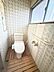 トイレ：大きな窓から光が差し込む明るく清潔感のあるトイレです