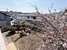 その他：見晴らしの良いバルコニーからは遠くの山々を望み、春には間近に咲く桜を愛でる贅沢なひとときを過ごせます