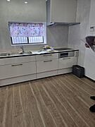 ゆとりある広さで、開放感あふれるLDK空間♪複数の窓から自然光が差し込み、明るく心地よい室内