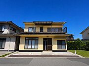 青空に映える堂々とした外観♪陽当たり良好な住まいです♪